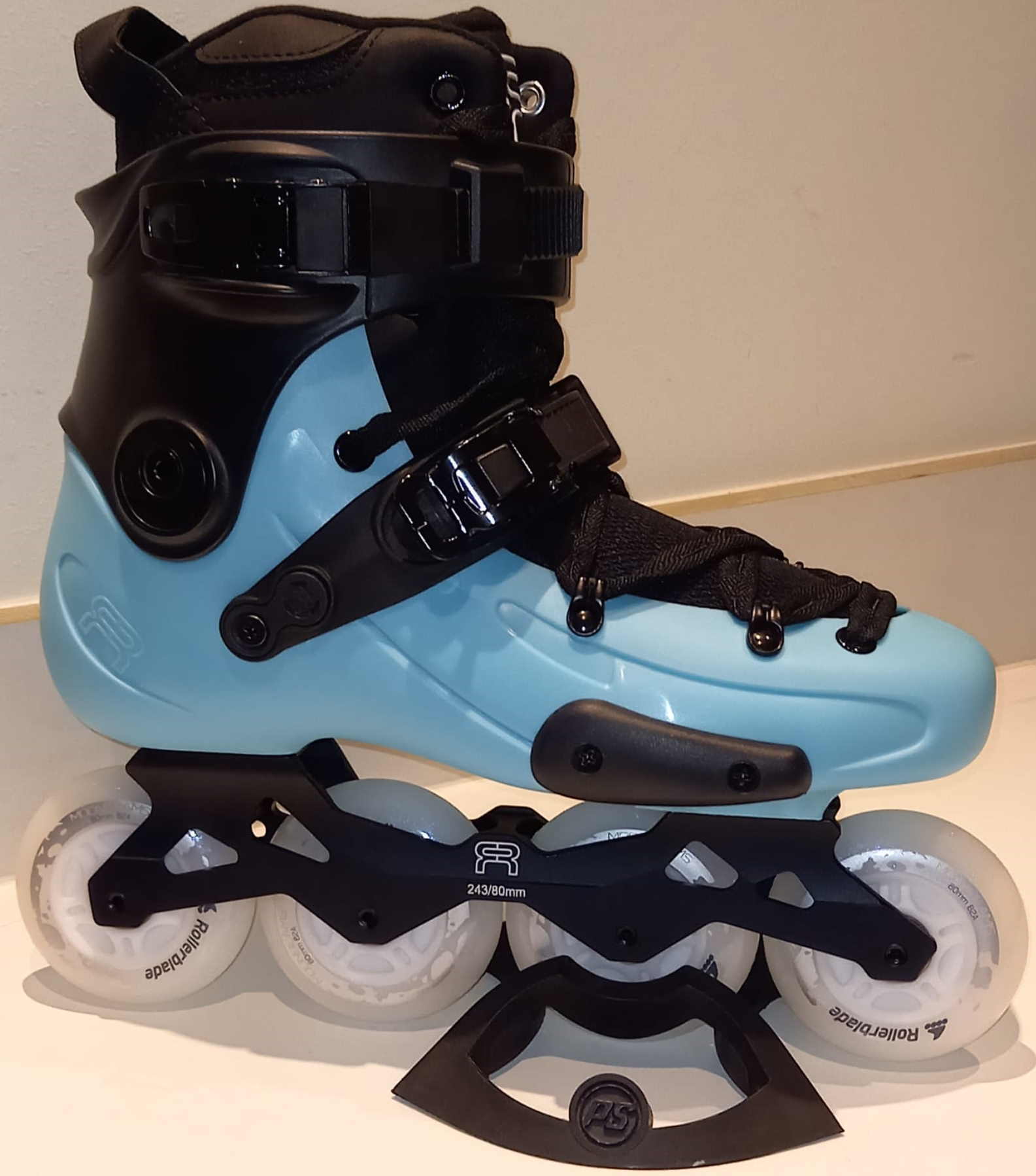 FR1 lightblue with 80mm LED wheels and black custom kit