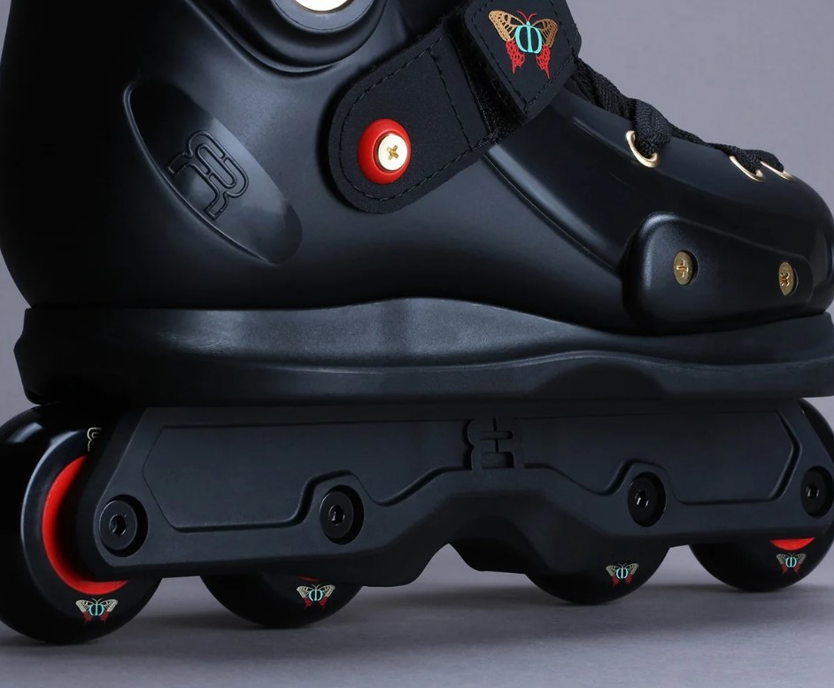 Side view of the black aggressive inline skate FR UFR STREET DIAKO DIABY